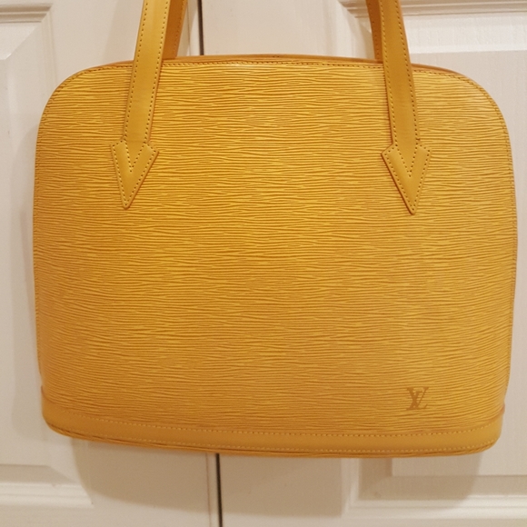 Louis Vuitton - Picture 4 of 5